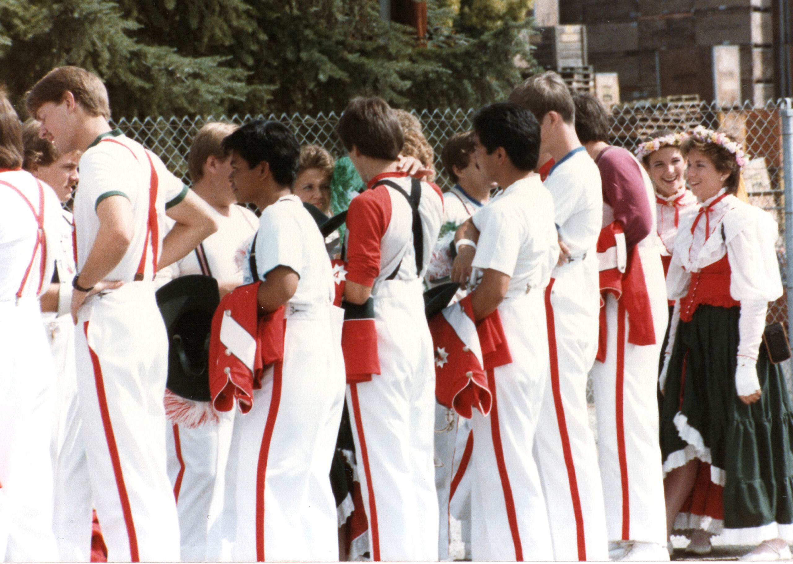 kono_85_SCV_GrnFethr_Parade_007