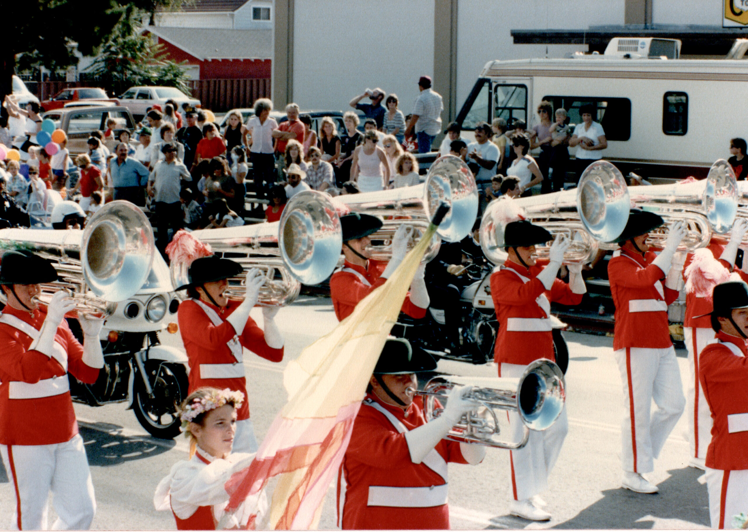 kono_85_SCV_GrnFethr_Parade_039